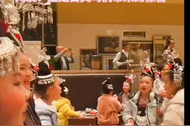 被侗族女孩就餐时齐唱民谣惊艳到了图片