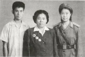 周子昆牺牲后，战友劝何子友改嫁，何摇头：我就是孩子的顶梁柱图片