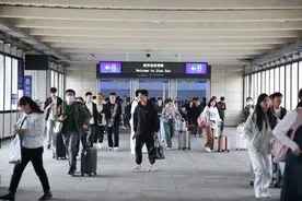 返程客流激增 郑州铁路采取动车组长编组或重联运行加开临客列车172列图片
