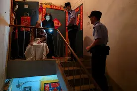 凌晨一老太太敲门吓坏女主人，原因竟是这样图片