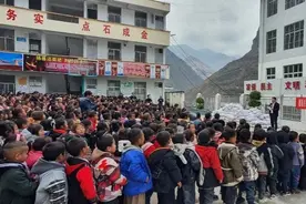 德阳市人民医院：“暖冬”捐赠物资到金阳校园图片