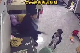 17岁哥哥早起细心照顾2岁妹妹上学图片