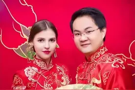 俄罗斯姑娘喜欢日语，却嫁给中国小伙，婚后跟公公处成酒友，为何图片