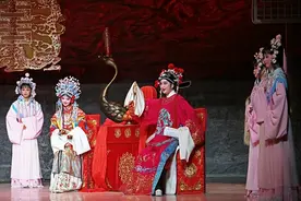 首部大学生版黄梅戏《女驸马》公演图片
