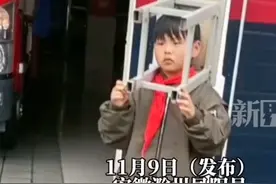 男孩把凳子套头上拿不下来，妈妈看到后又气又笑图片