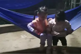 果不其然：清亦妹妹告状，报告老师我闺蜜压我衣服，评论区笑翻了图片