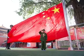 身高1.2米的传奇特工，曾刺杀7名日本军官，与妻子一起送情报，95岁时深情亲吻国旗图片