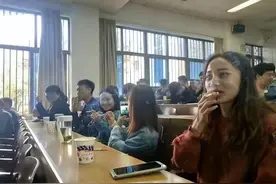 你们见过烟草专业的同学上课吗？全员吸烟烟雾缭绕，哈哈太真实了图片