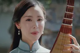 当30岁陈都灵对比43岁张瑶，我终于明白，颜值在气质面前不值一提图片