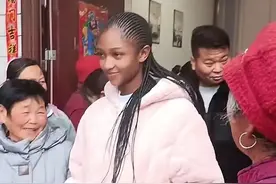 河南36岁小伙娶回19岁外国天仙，行程只花一万，婆婆笑得合不拢嘴图片