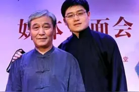 马六甲确认：马志明送给郭德纲的那块马派传人醒木，就是原件图片