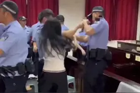 女律师庭审现场被放倒，第三方律师：休庭后当事律师有权拍照取证图片