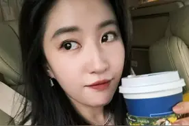 刘亦菲分享天津一日游，吃狗不理包子，怼脸自拍双眼又大又亮图片