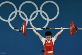 第25金！侯志慧卫冕奥运举重女子49公斤级金牌 挺举破奥运会纪录图片