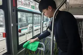 9旬老人车厢内大便失禁 90后驾驶员顾不上休息，清理秽物安顿老人！图片