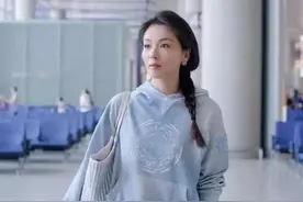 刘涛私服好大胆！45岁年龄扮成25岁，牛仔服麻花辫。图片