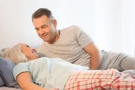 中老年人为何容易出现萎软不举或举而不坚，如何提高同房质量?图片