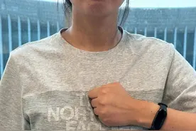一个动作就能缓解夏日胸闷，简单又好用！图片