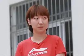 她年少出名，却因跟王皓恋爱被国乒开除，如今儿女双全收获幸福图片