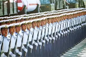 为什么1984年阅兵无法被超越？看到这样的劈枪和脚步就知道了图片