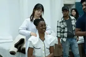 中国人到美国留学费用高，外国人来中国留学还能赚钱，这就是差距图片