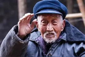 九旬老人齐修体：常年依靠拾荒为生，真实身份竟是一位“英雄”！图片
