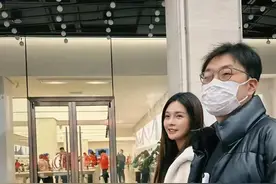 网友杭州街头偶遇杜海涛，头发稀疏背影很帅，和沈梦辰手牵手闲逛图片