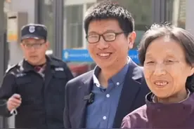 中学教师带失智母亲去课堂，评论区感言:身教大于言传图片