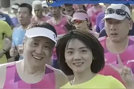 无锡马拉松惊现神秘“贴贴”情侣！镜头扫到瞬间，网友:别拍照图片