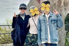 刘亦菲爬香山被偶遇：素颜好美，一双大长腿尽显好身材图片
