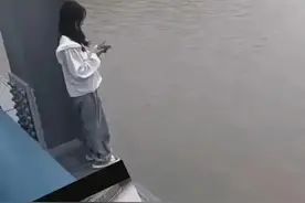 突发！女孩桥边哭泣，留下手机跳桥轻生，背后原因让人心酸图片