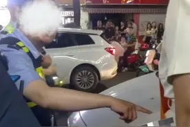 闹大了！南京女子街边停车卸货，被贴罚单，一怒之下拔走骑警钥匙图片