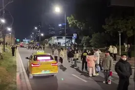 南京地铁突发故障致大量乘客滞留，官方：正抢修，已安排接驳车图片
