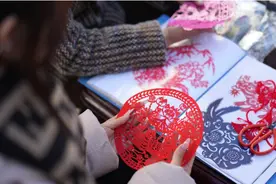 电商西进促就业 拼多多助宁夏非遗传承人教授数千人剪纸创收图片