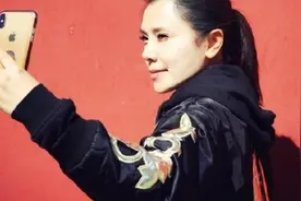 知名演员李佳璇：导演丈夫去世10年，与狗为伴，她的痴情让人泪目图片
