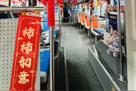 砂糖橘、小玩偶……桂林这趟公交年味满满！图片