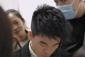 董宇辉广西跨年行，爆出背后的男人图片