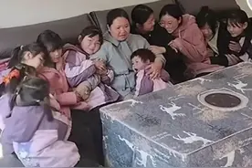 生九女一男女子回应：不重男轻女 家里有矿养的起最小的是弟弟！图片