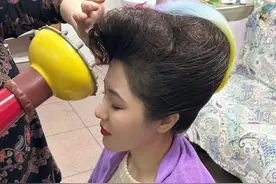 曾黎找天津大姨盘头，大姨已经火到娱乐圈了图片