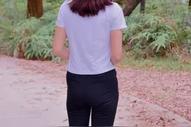 深圳中山公园随拍：身穿黑色修身西裤的四十多岁性感女人(图集)图片