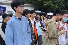 高考后男生表白暗恋女孩，送花搭讪拍照全同意，女孩妈妈表情亮了图片