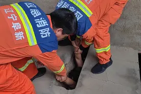 阜新一年轻女子不慎掉入旱厕！图片