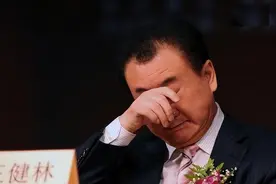 王健林再次现身，骨瘦如柴！被多位合作方追债，不见往日风采图片