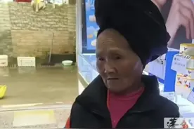 70多岁老奶奶在一家手机店里哭泣后续，店主：钱、手机都给她了。图片