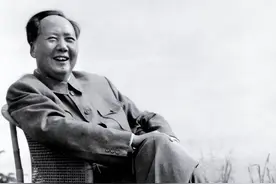 妇女代表正和毛主席握手，不料却打一喷嚏，毛主席巧妙的化解尴尬图片