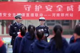 寓教于乐强意识、警校联动护成长，郑州交警联合郑东新区外国语学校开展“知危险 会避险”交通安全主题课图片