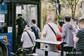 老年免费公交卡要被取消了？是真的还是假的？你是赞成还是反对?图片