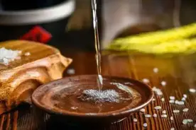 白酒多少度最好？酿酒多年的老师傅给出答案，爱喝酒的酒友有福了图片