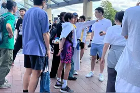 邓超孙俪一家英国被偶遇 12岁等等身高赶超妈妈图片