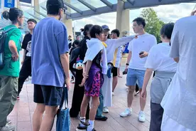 邓超孙俪一家英国被偶遇 12岁等等身高赶超妈妈图片